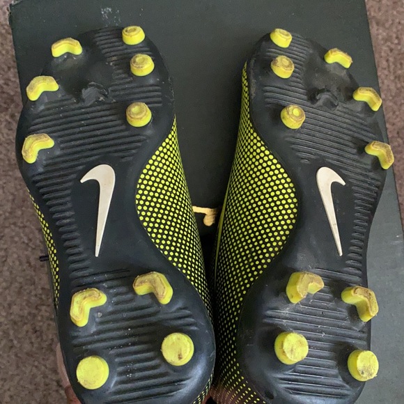 Nike Soccer Cleats - Picture 3 of 3